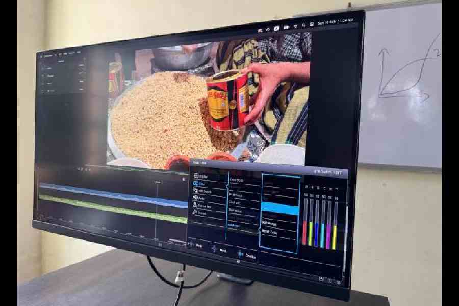 The monitor ships from the factory with default colour settings that perfectly match Mac and MacBook Pro laptop colours