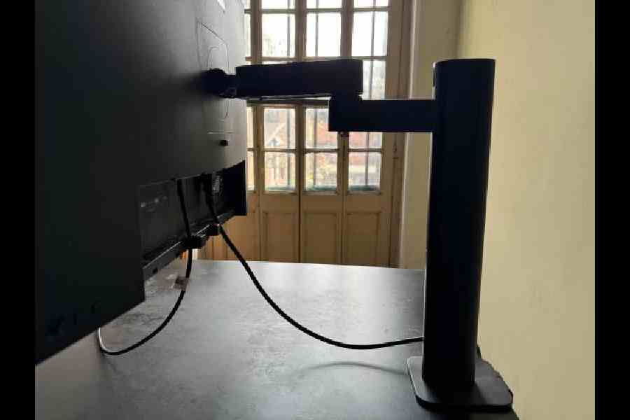 PD Ergo Arm fully supports the flexibilities for swivel, height adjustment, pivoting and tilting