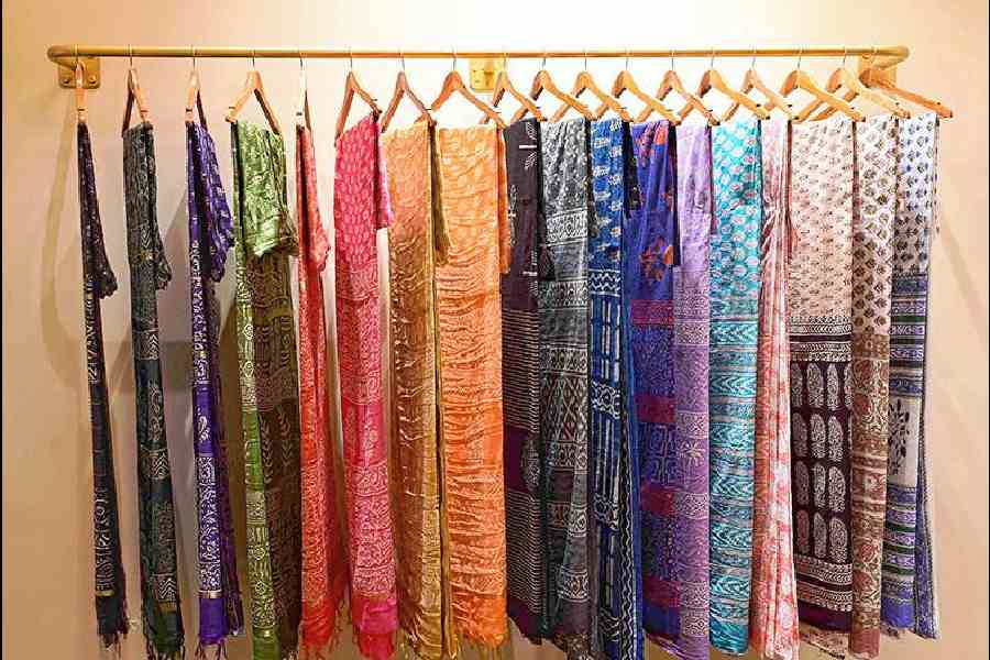 The Jewels of Jaipur offer a glimpse into the grandeur of Rajasthan with Jaipuri prints and Bandhni mastery