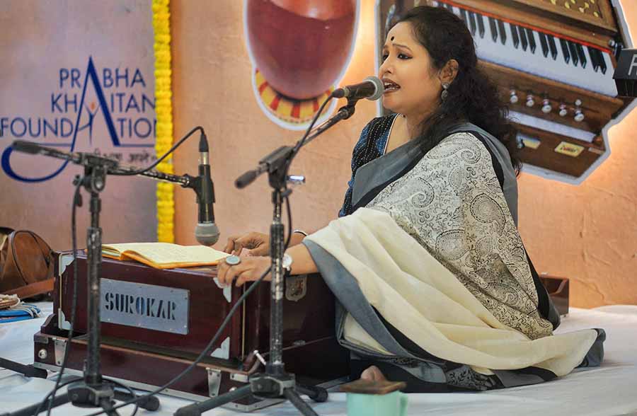  Shubha’s performance over, singer Payal Kar took the stage and performed Nazrulgeeti bhajan