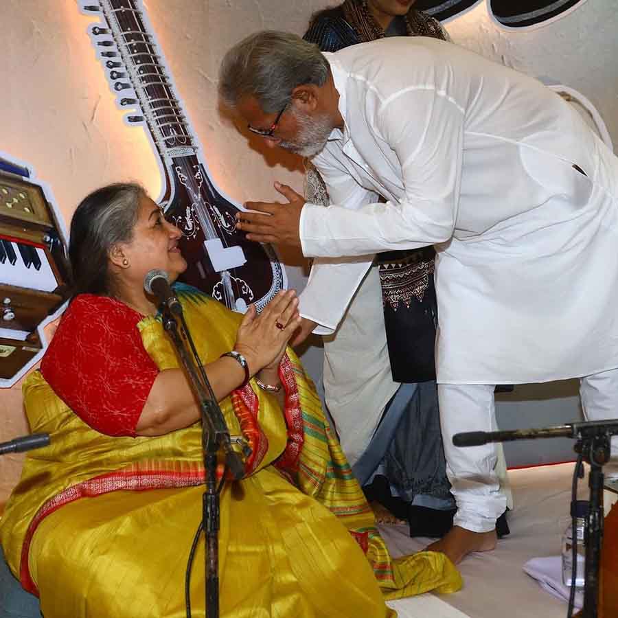 Poet and writer Subodh Sarkar paid respect to Shubha Mudgal during her performance