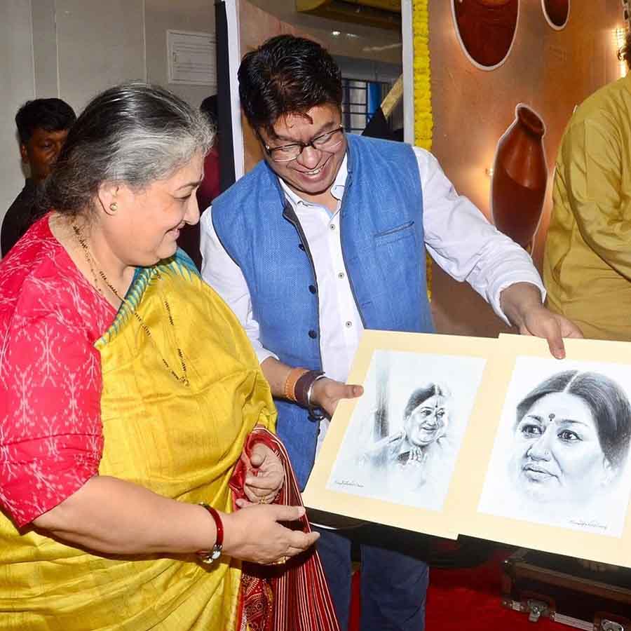 After the show, the foundation’s in-house artist, Sudipta Kundu, presented Shubha with a portrait he drew of her