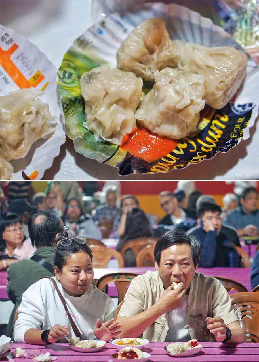 Stalls were selling lip-smacking Chinese delicacies such as dim sums, sui mai, spring rolls, Chinese sausages and more. Pou Chong, the popular Chinese food brand, also had a stall at the carnival 
