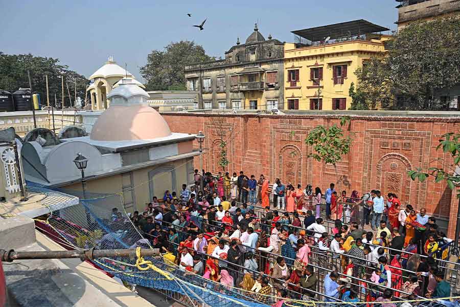 A boundary wall has been constructed to separate the temple complex from the bustling market outside, resulting in better crowd management