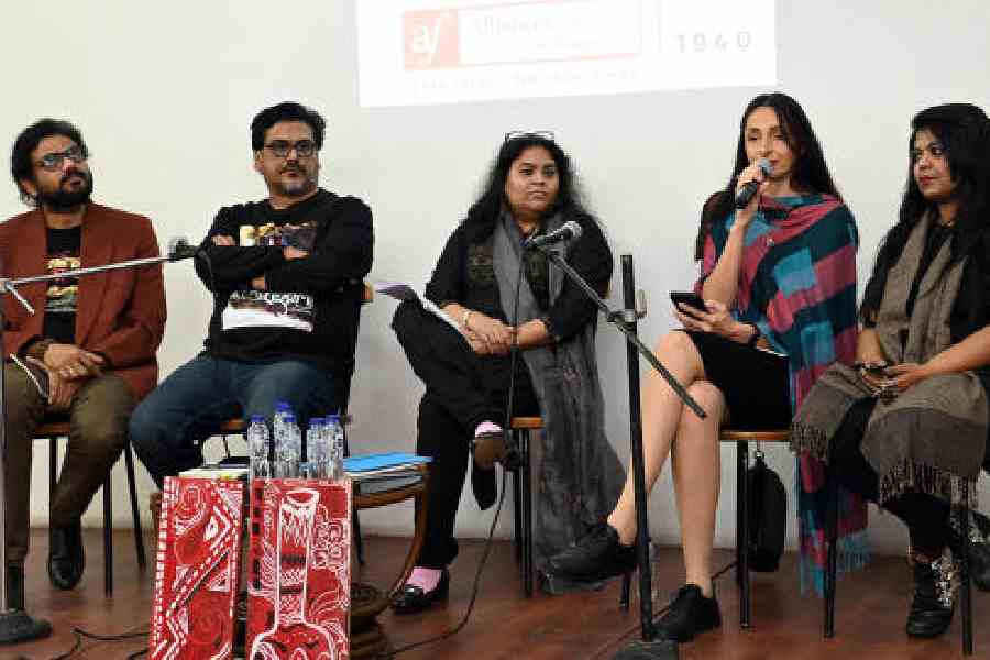 The poetry reading session saw Rajaditya Banerjee, Sreyashi Ghosh, Iryna Vikyrchak, Nandalal Majumdar and Anindita Bose reciting their poetries. 