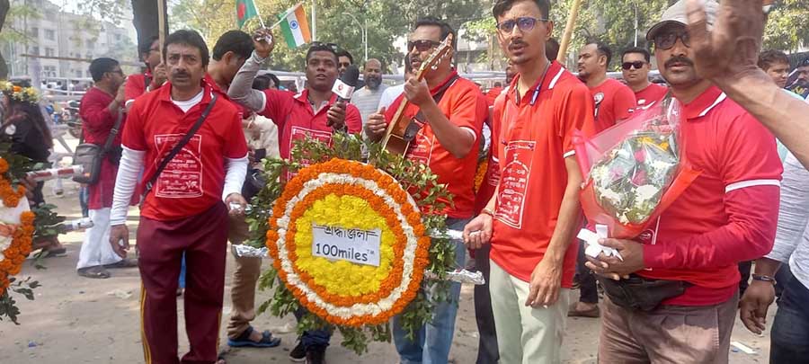 The Bhasha Sutra team sang songs with significance to February 21 at Shahid Minar. The event that began in 2012 with seven cyclists has grown over the years carrying different messages across the border with their rallies