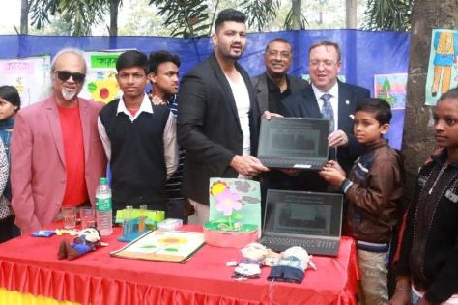 Saket Mohta, MD, Merlin Group, and founder of Merlin I Am Kolkata inaugurates the Digital Skill Training Centre in the presence of British Deputy High Commissioner Andrew Fleming and singer Soumitra Ray (in red)