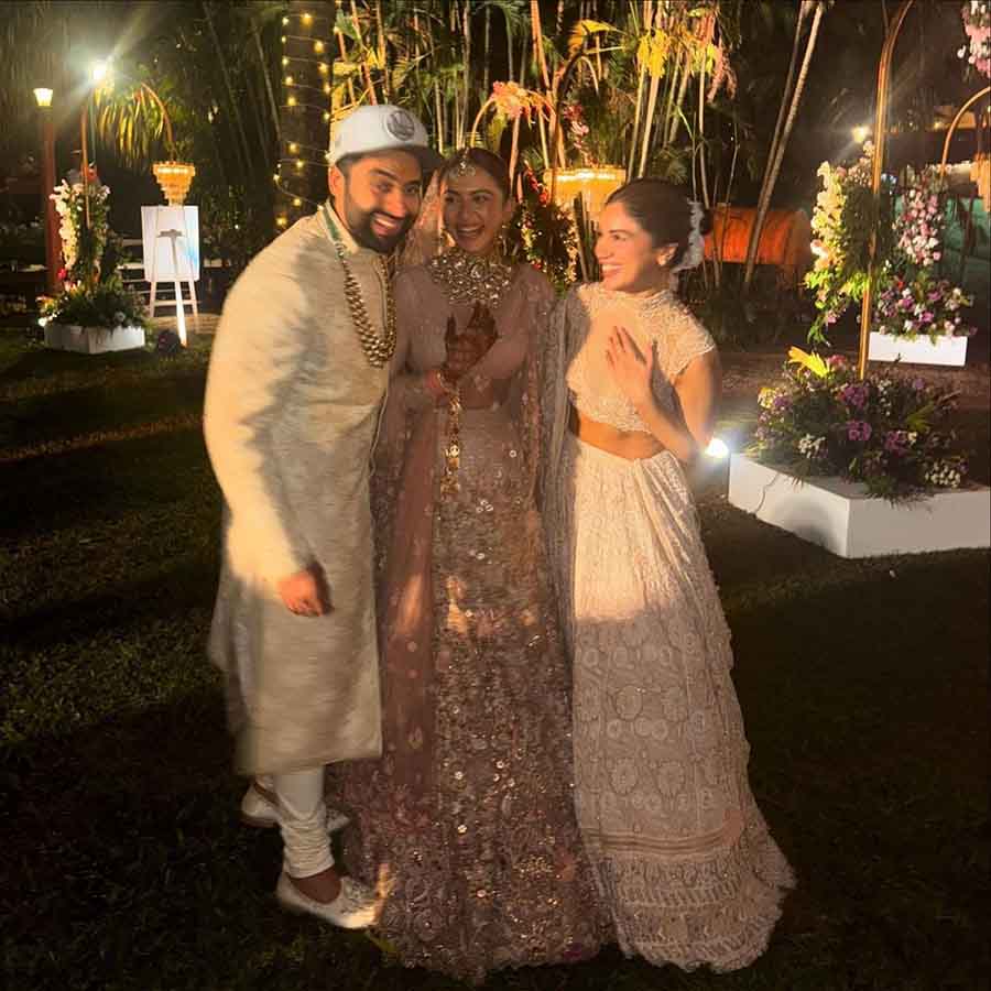 Bhumi posed for a picture with Rakul and Jackky after the ceremony. 