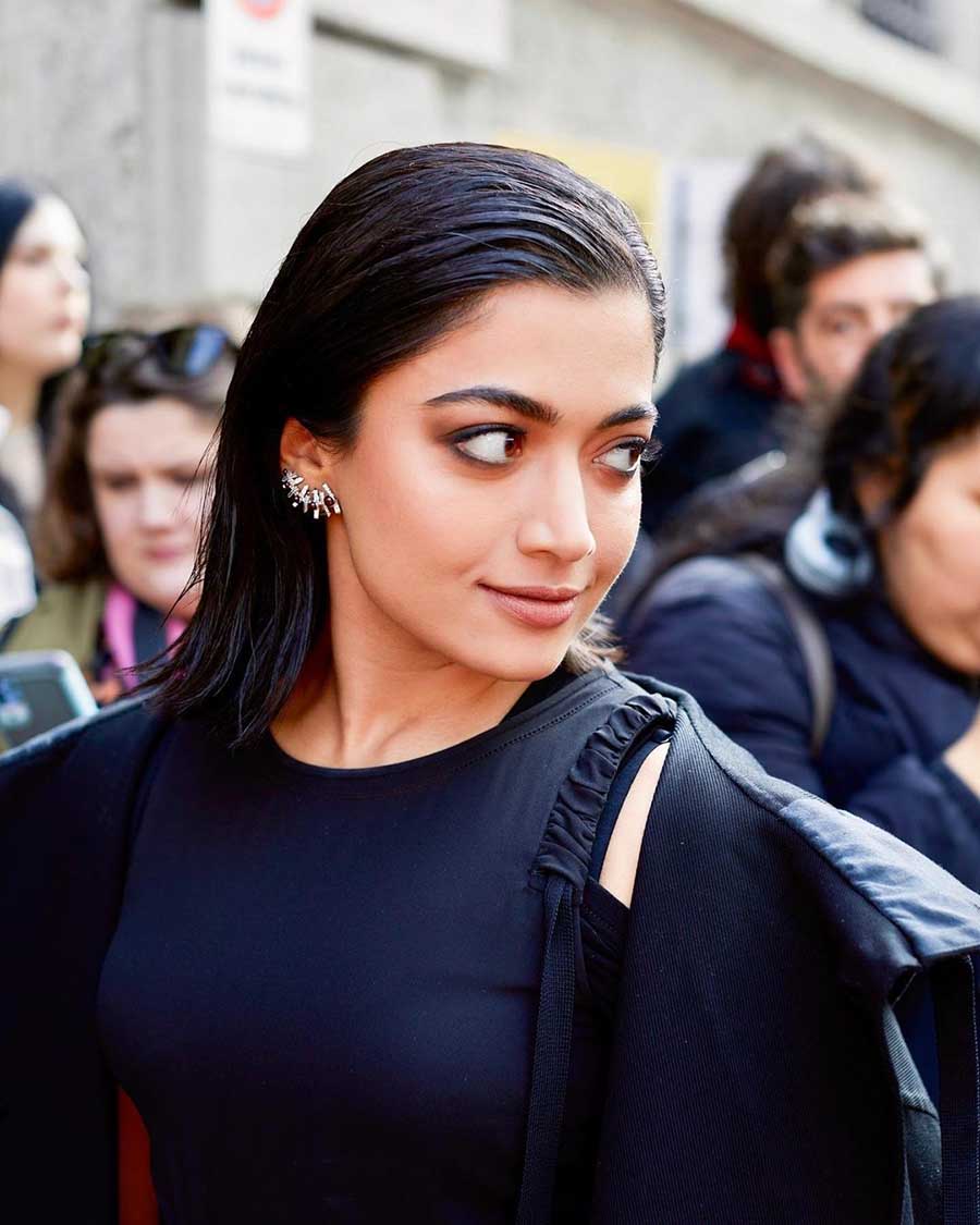 Rashmika levelled up her fashion game with her edgy makeup. Streamlining her hair into a sharp bob with jagged ends, Rashmika went for smokey eyes and darkened eyebrows. A nude lip shade and contoured cheeks completed her look. 
