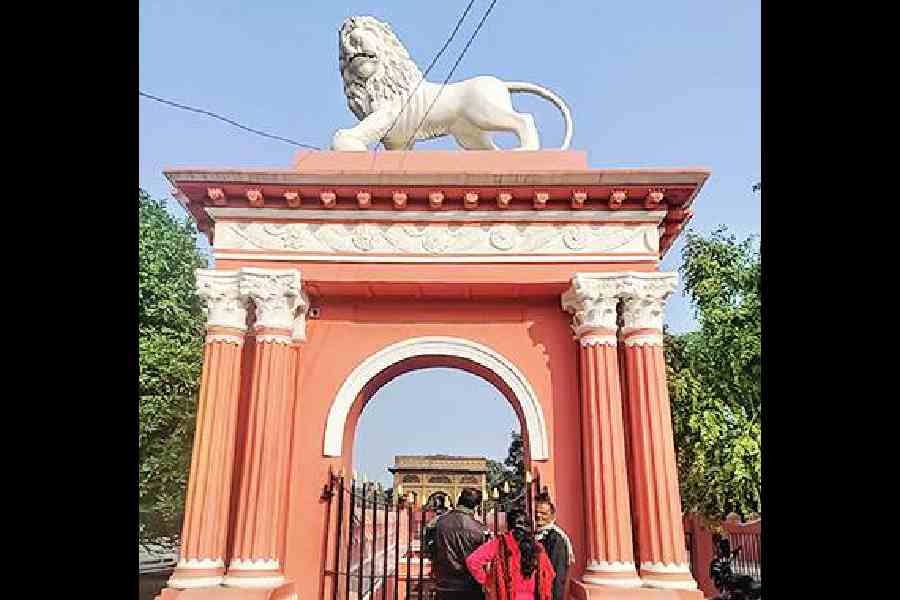 The lion gate (Shinghadwar) at Kathgola Palace