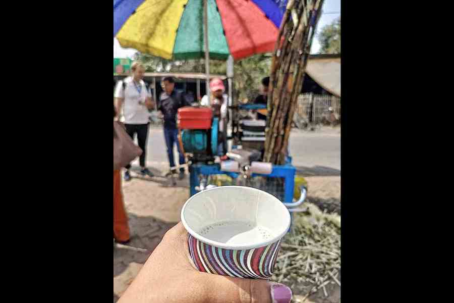 What better than sugarcane juice on a hot day! We had a glass outside Katra Masjid
