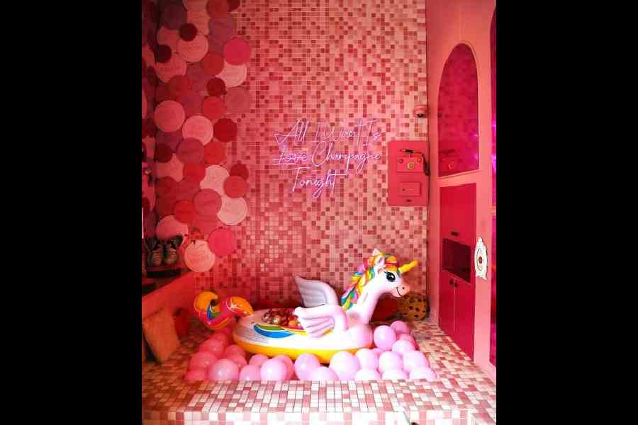 ‘All I want in love, champagne tonight’ reads the new neon message while a cool inflated unicorn awaits in the middle of ballons, making it the perfect photo corner.