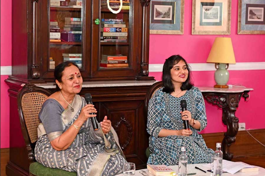 Bihar’s first lady IPS officer, (left) Manjari Jaruhar, in conversation with author Ramona Sen at the Glenburn Penthouse