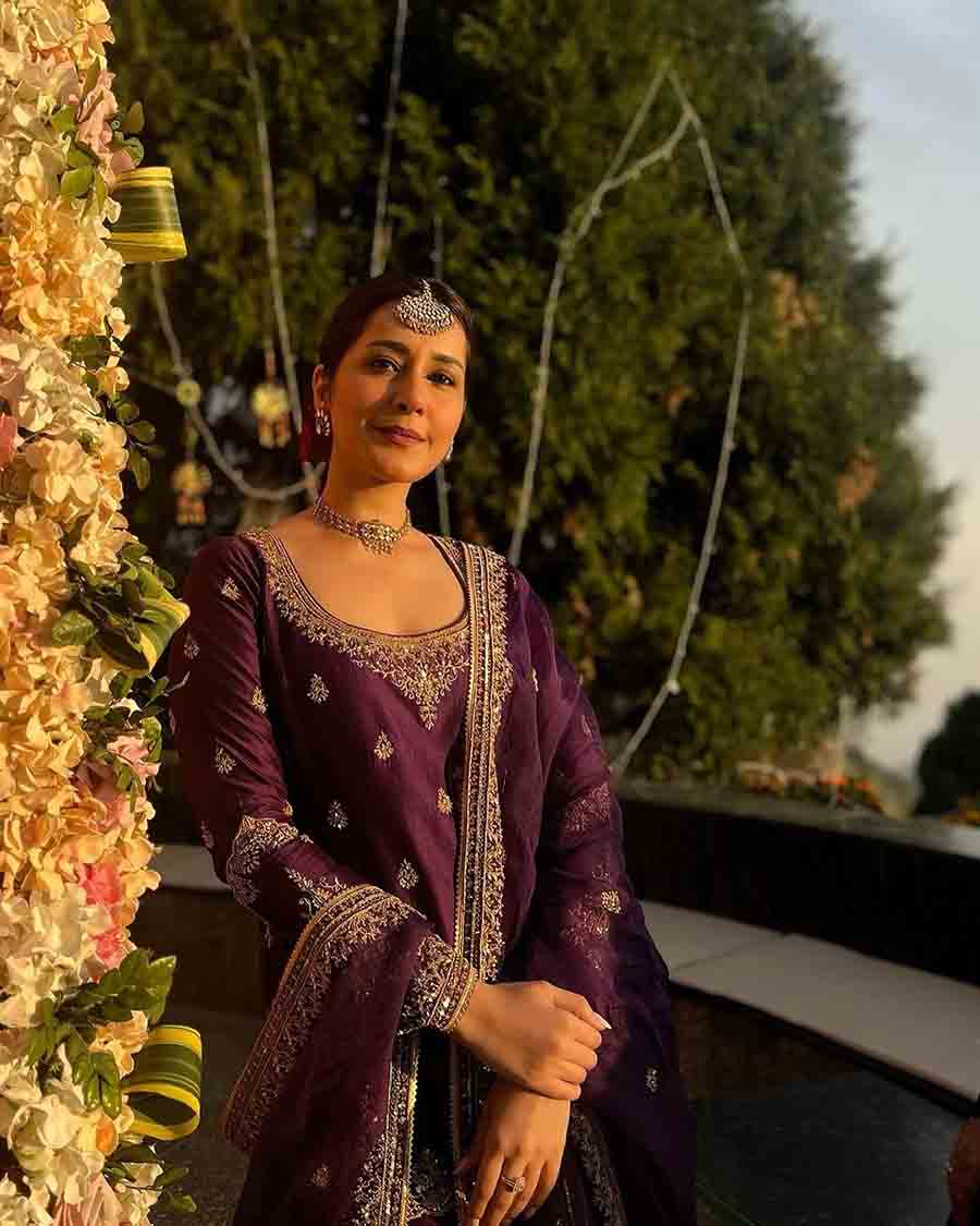 The Farzi actress went for smokey eyes and a matte lip shade to complement her look in the hills.