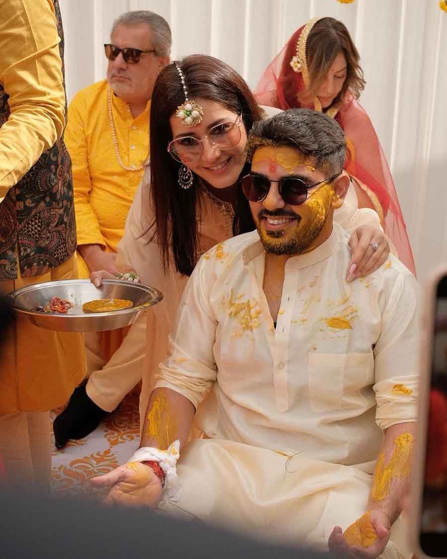 Raashii smeared haldi on her cousin’s face and hands during the ceremony.