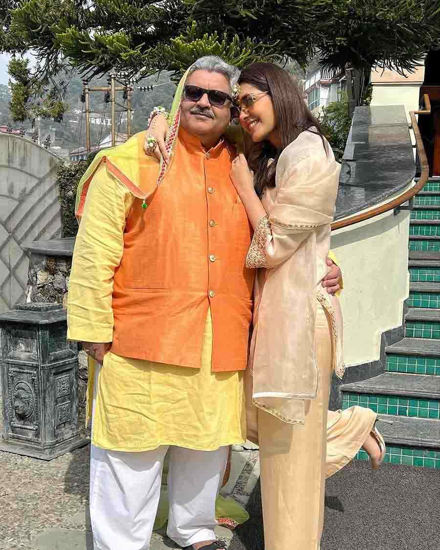 Raashii wrapped her dupatta around her father Raj K. Khanna’s head and posed for a picture with him.