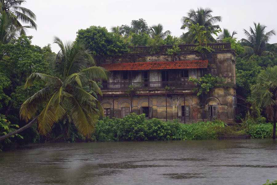 One of the old mansions in Kamarpol Bose Para
