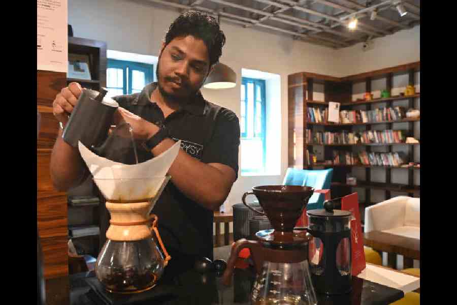 Artsy Coffee Festival also features ‘The Brew Cart’, which will allow the Master Barista to engage with guests and talk to them about the farm-to-cup concept, producing such rich and flavourful coffee. The Brew Cart features different coffee-making apparatuses such as aeropress, pour-over, French press, chemex and espresso.