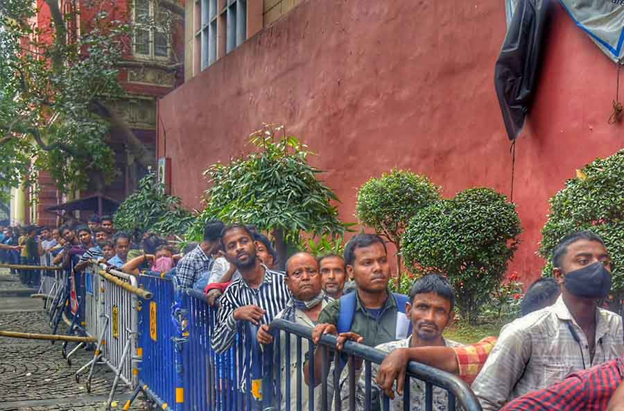 People queue up outside Reserve Bank of India Kolkata branch to exchange Rs 2,000 currency notes  