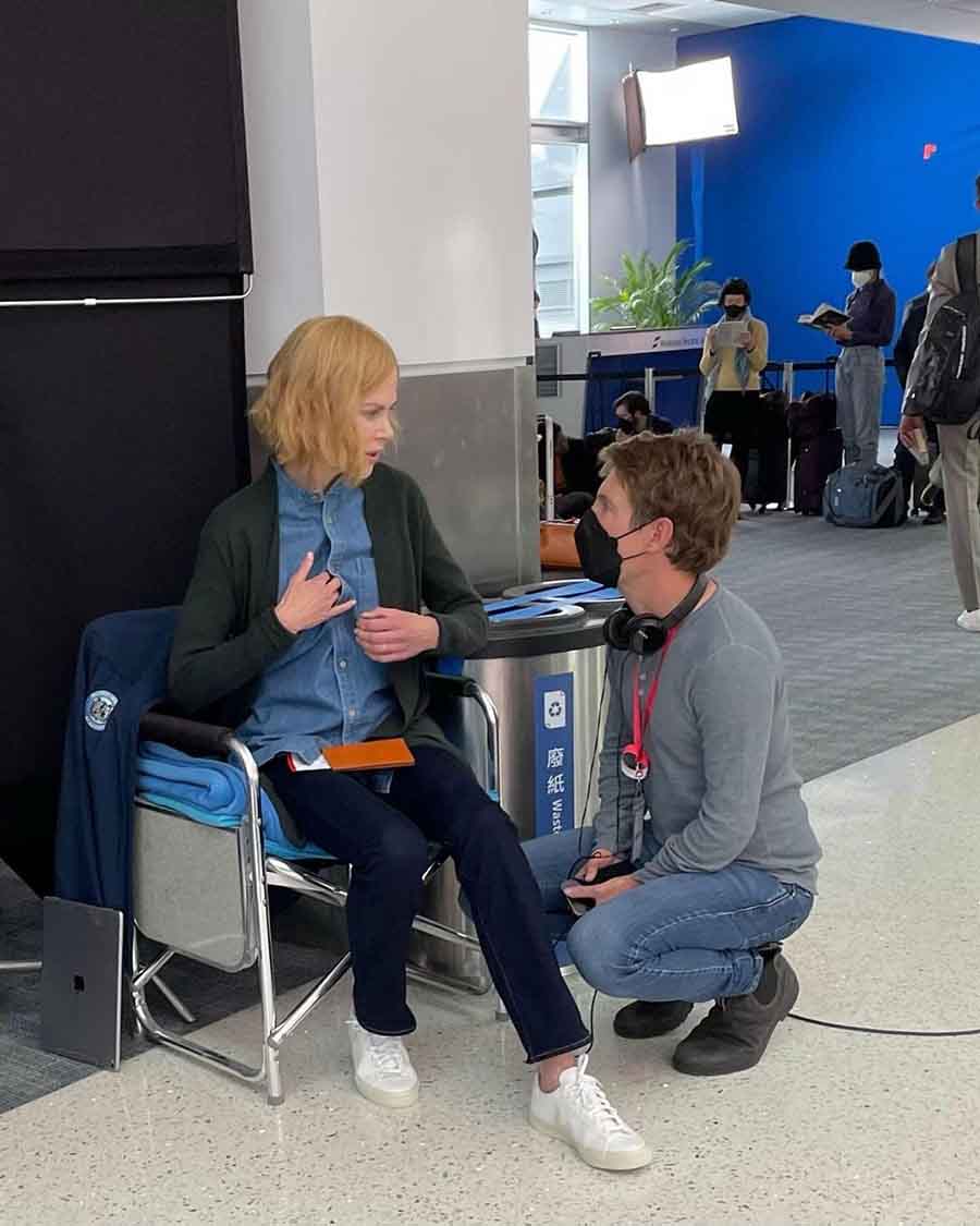 While waiting for one of her scenes, the actress spent time talking to one of the show’s executive producers Per Saari.