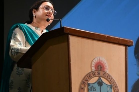 Dr. Jhumpa Mukherjee, HOD, expressing her gratitude for making the event a grand success