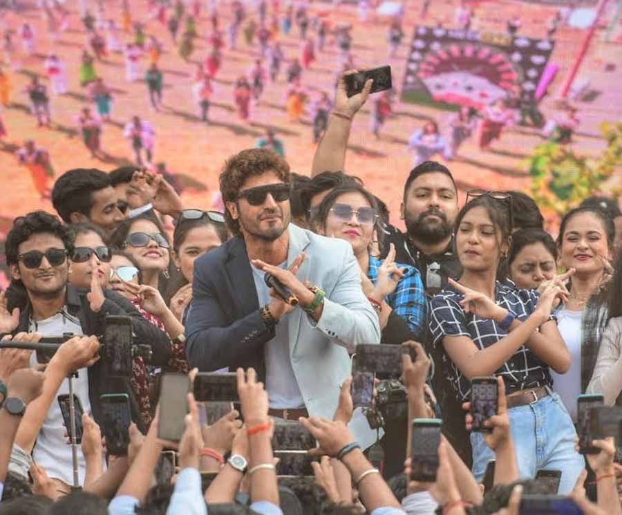 Vidyut shook a leg with his fans in Kolkata during the promotion of Crakk – Jeetega Toh Jiyegaa, also featuring Nora Fatehi and Amy Jackson. The movie released theatrically on February 23. 