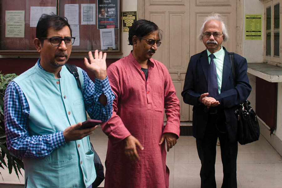 (From left) The organisers Sabir Ahmed of Know Your Neighbour and Abhijit Bardhan of Science Communicators’ Forum, along with one of the mentors Shankar Nath