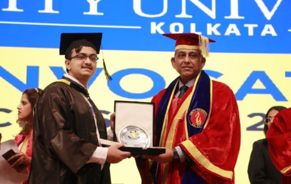 Amit Sharma, MD & CEO, Tata Consulting Engineers Ltd handing over degree certificate