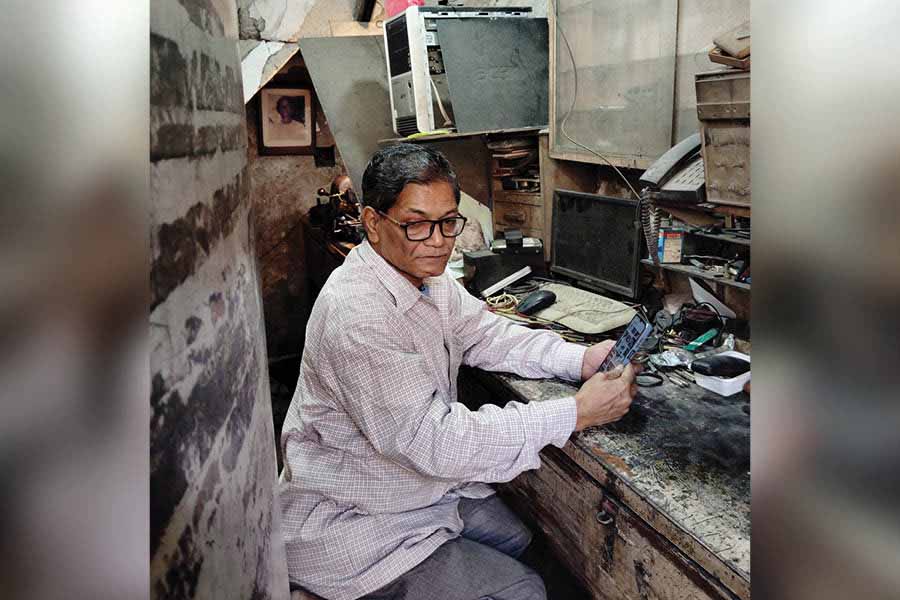 Dilip has seen everything, from the heydays of fountain pen repairing in the late-1970s to the 1980s, the downturn in the 1990s, the collapse that followed and now, a resurrection