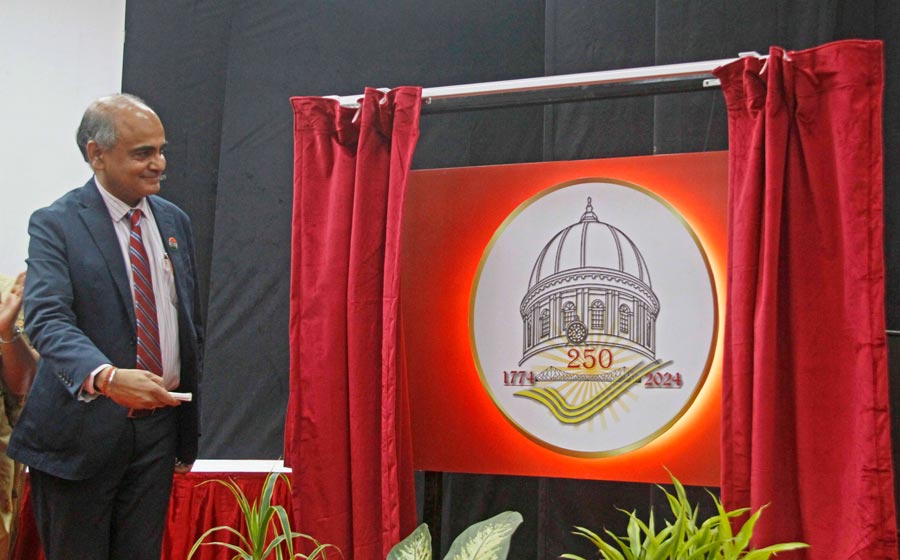 Unveiling ceremony of the logo for the 250th anniversary of the Grand Post Office was held at Yogayog Bhawan on Tuesday. Niraj Kumar, chief postmaster general, West Bengal Circle unveiled it  