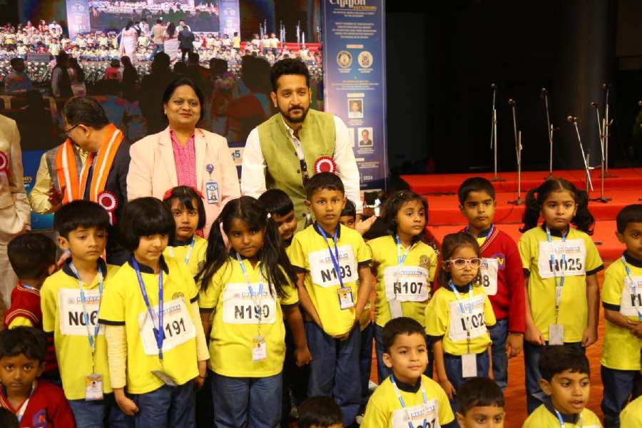 Parambrata Chattopadhyay with the kids who took part in the world record