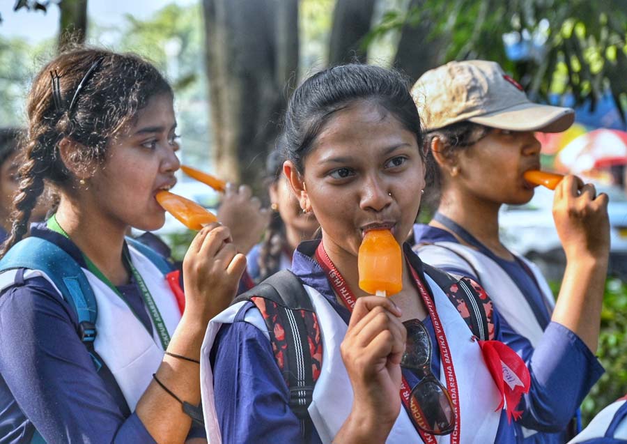 As it gets humid during the day, students enjoy orange popsicles after school. The maximum temperature on Thursday was around 31˚C  