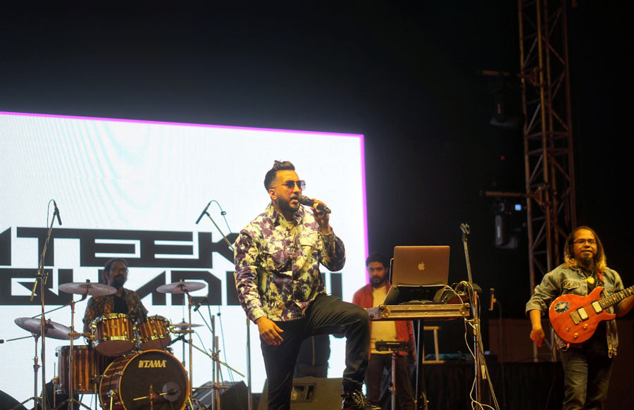 The night began with the enchanting voice of Pune’s probashi boy, Prateek Bhaduri. ‘This is my sixth gig in Kolkata, and the energy at RCGC was amazing. We Bengalis have music in our soul, and I could feel the audience elevating my set,’ said Prateek