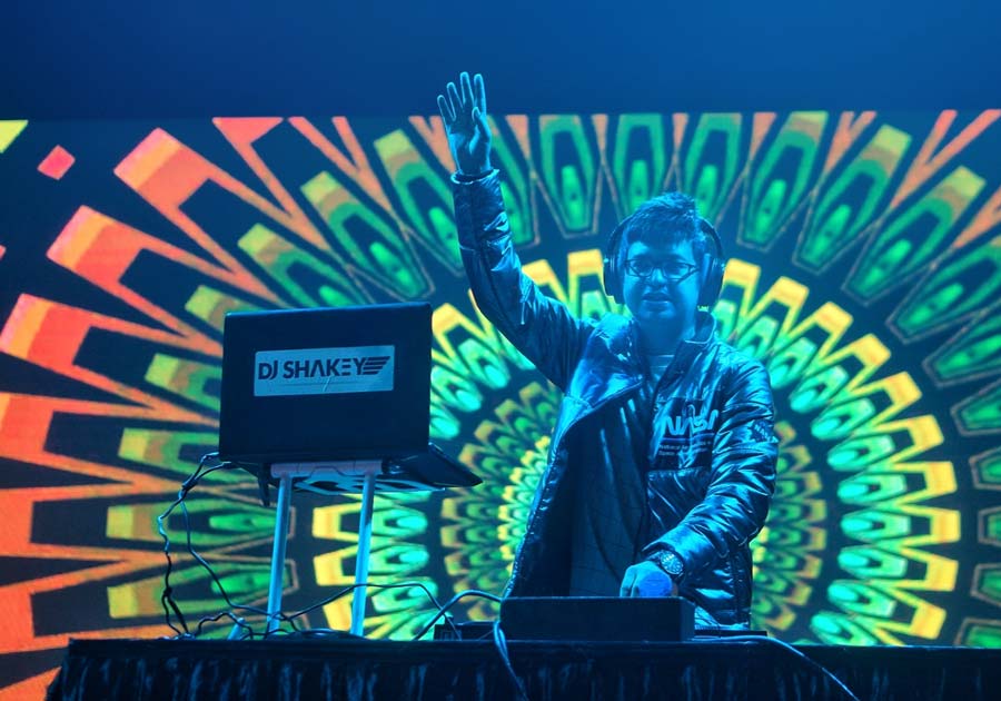 Taking the stage next was Kolkata-based DJ Shakey with his foot-tapping beats. From Chhaiyya Chhaiyya to Kudi Gujarat Di, he belted out banger after banger