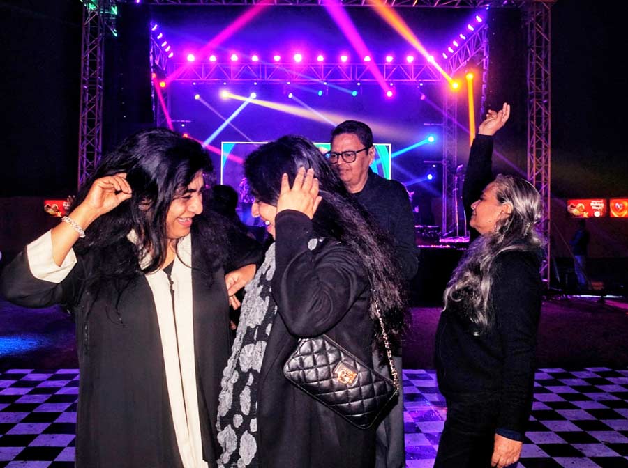 These ladies obliged with the hook step when Prateek sang the opening notes of 'London Thumakda'. Pssst: Did you know that ‘hook’ also means a kind of golf shot? 