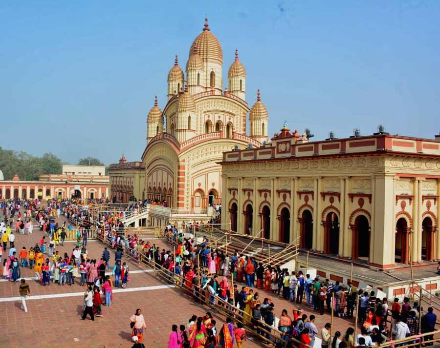 Like every year on January 1, lakhs of devotees queued up outside the Dakshineswar Temple on the occasion of Kalpataru Utsav