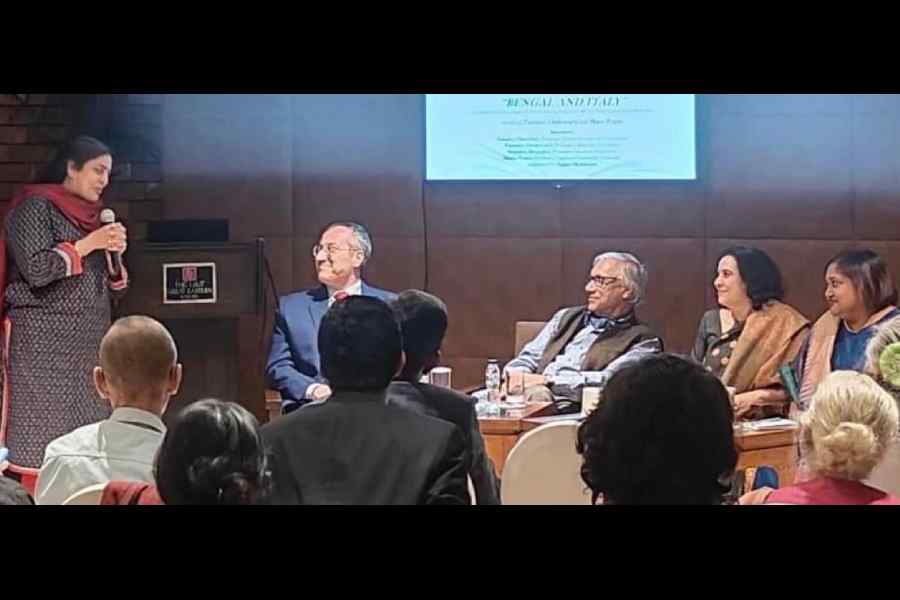 Kolkata Literary Meet director Malavika Banerjee with former Italian consul-general Gianluca Rubagotti, Jadavpur University emeritus professor Sukanta Chaudhuri, professor Paromita Chakravarti and professor Sanjukta Das Gupta at the book launch of Bengal and Italy: Transcultural Encounters on December 28.