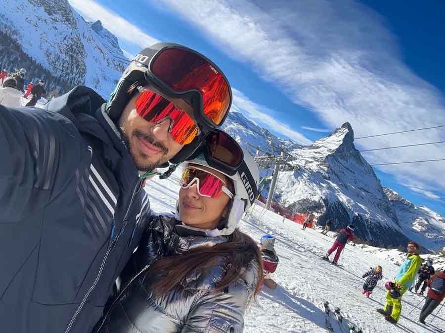 Sidharth and Kiara clicked a selfie during a skiing session atop a snow-clad mountain. 