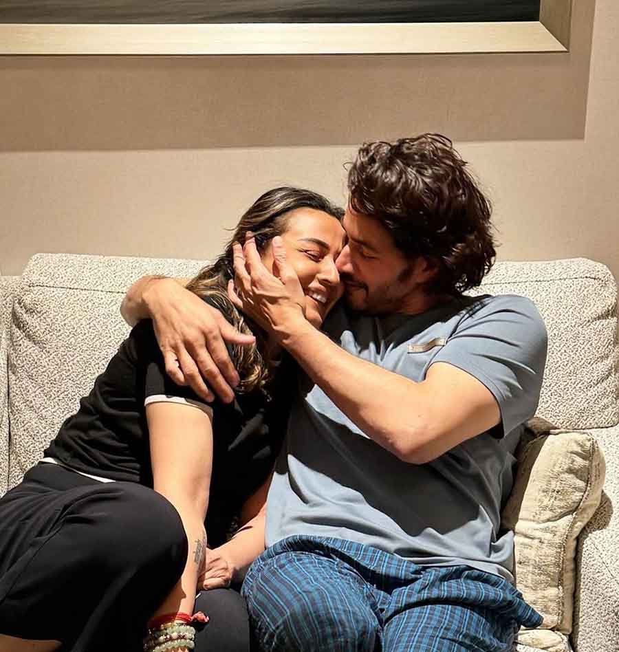 Namrata Shirodkar posed for a romantic photo, wrapped in the arms of husband-filmmaker Mahesh Babu.
