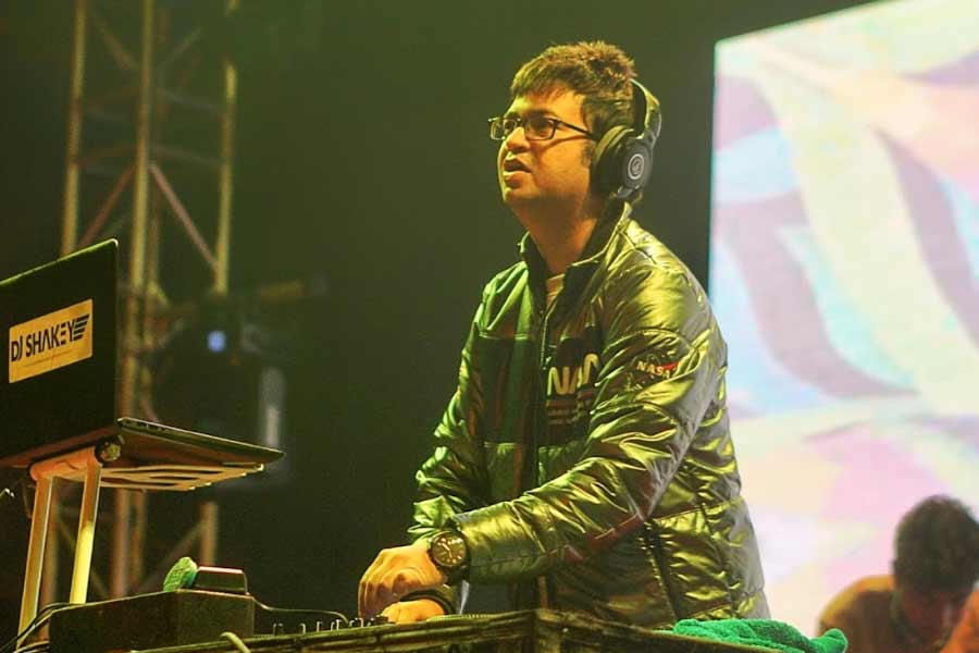 Kolkata boy DJ Shakey served some foot-tapping beats to keep the crowd dancing into 2024