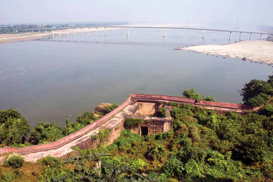 Ariel view from Chunar Fort, showing the fortification and the Ganges