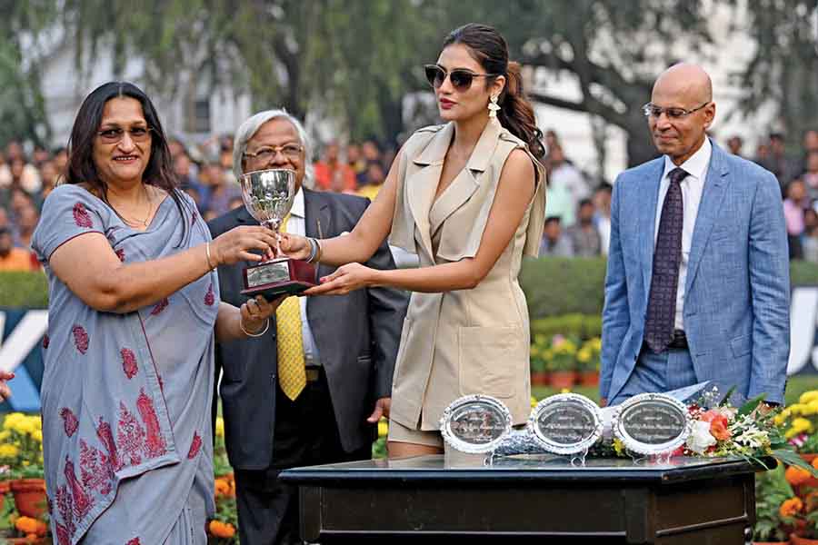 Tollywood actress and Member of Parliament, Nusrat Jahan, awarded the trophy for the final race, the JSK1 Play and Win Cup