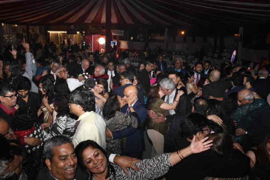 As the clock struck 12, friends t2 spotted friends embracing each other and couples leaning in for the midnight kiss. It was a romantic, love-filled and cheerful eve