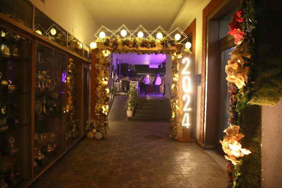 Talking about a glamourous end to the year, CSC’s golden New Year’s Eve decor made the point with the 2024-embellished gate