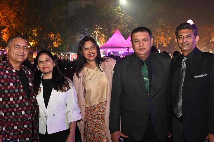 (L-R) Club members Rajesh and Shilpa Bajaj with Ria, Hirak Dasgupta (entertainment head, CC&FC) and Neelabha Dhar posed for the t2 camera
