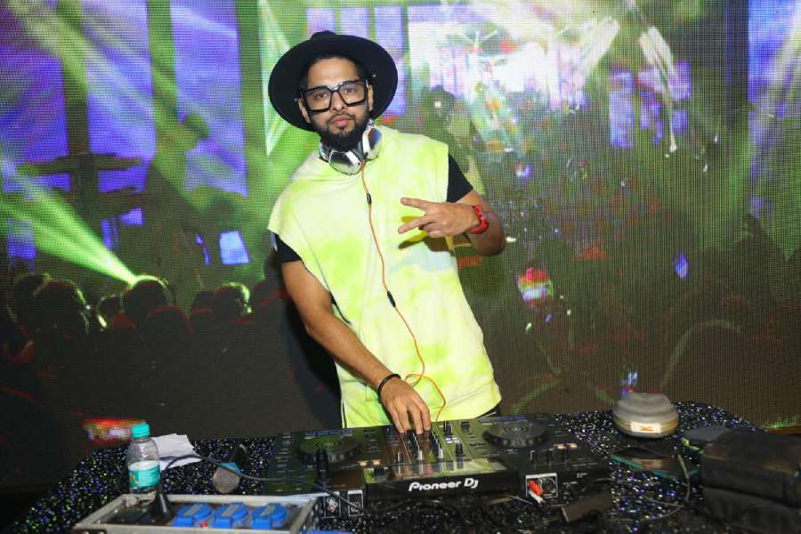 DJ Max charged up the atmosphere a few notches higher with an exciting mix of retro and contemporary dance hits.