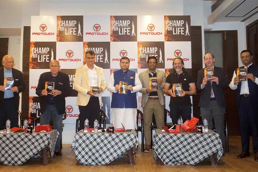(L-R): Murli Bhalotia, Jaidip Mukerjea, Indrajit Bhalotia, Sundeep Bhutoria, Leander Paes, Papa CJ, Cyrus Madan and Mayank Jalan at the launch of ‘Champ for Life’ at Tollygunge Club on January 2