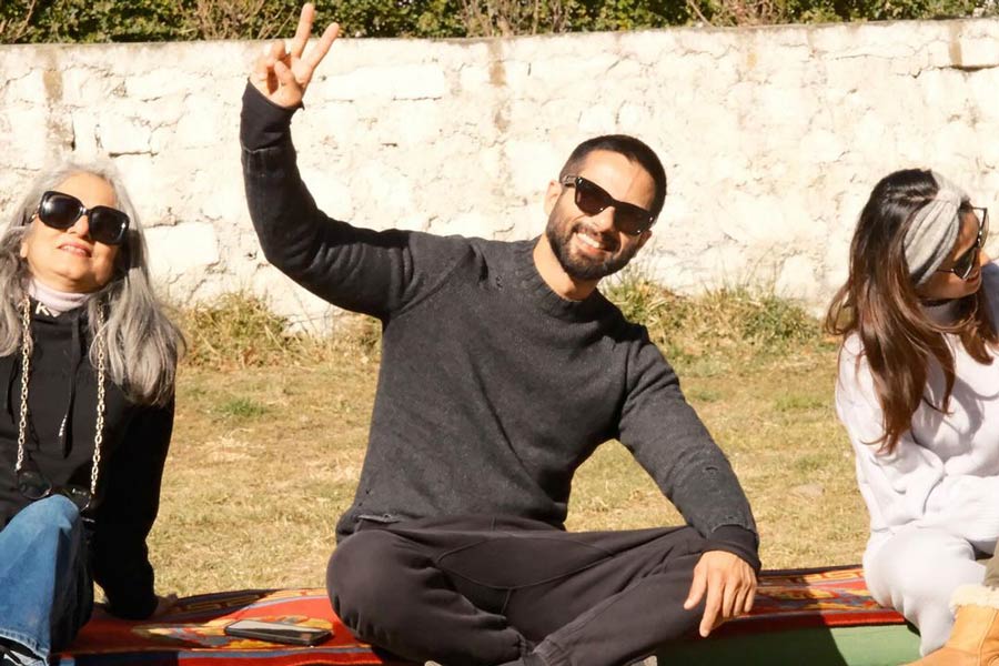 Shahid Kapoor was caught in a candid moment with wife Mira Rajput and mother-in-law Bela Rajput. The 42-year-old actor will be next seen in Rosshan Andrews’ action-thriller Deva, alongside Pooja Hedge.  