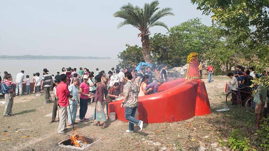 People pay respects at the tomb of Tong Achew in Achipur 