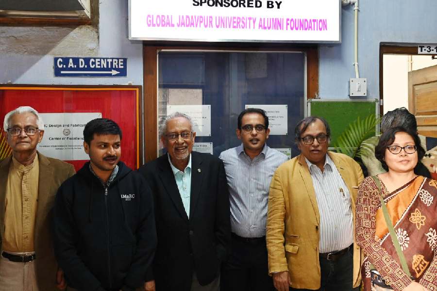 (From left) Dwipen Ghosh of the Global Jadavpur University Alumni Foundation; Sayan Chatterjee, professor in JU’s electronics and telecommunication engineering department; Ranjit Chakravorti and Shubhankar Basu of the foundation; Bhaskar Gupta and Sheli Sinha Chaudhuri, professors in the department, at the inauguration of the labs on Thursday.